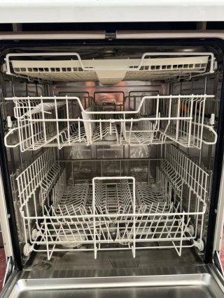 LAVAVAJILLAS MIELE TRES BANDEJAS EN BLANCO
