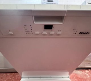 LAVAVAJILLAS MIELE TRES BANDEJAS EN BLANCO