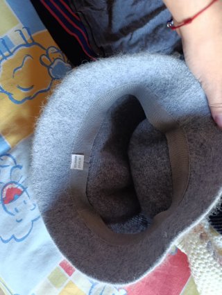 Sombrero de pelo gris