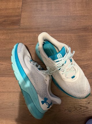 Zapatillas Under Armour Blancas y Turquesa