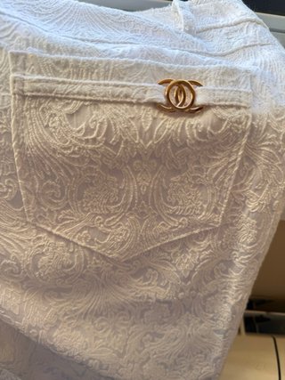 Pantalones con elegante brocado blancos finos.
