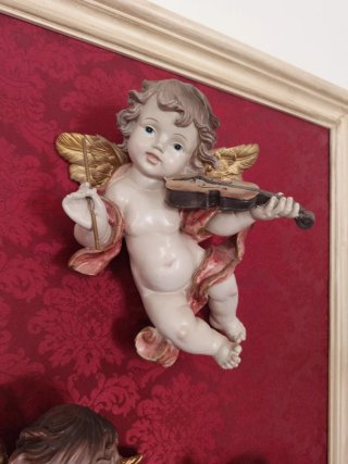 Ángeles de resina con instrumentos