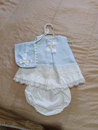 Conjunto bebé vestido y capota azul y blanco