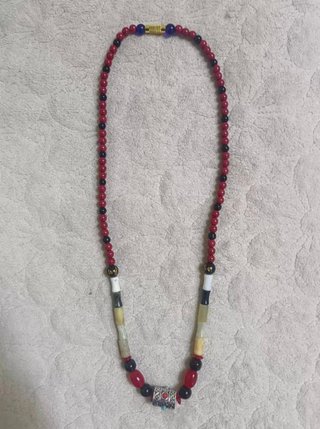 Collar de cuentas rojas y negras