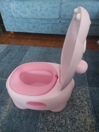 Orinal para niños en forma de hipopótamo rosa.