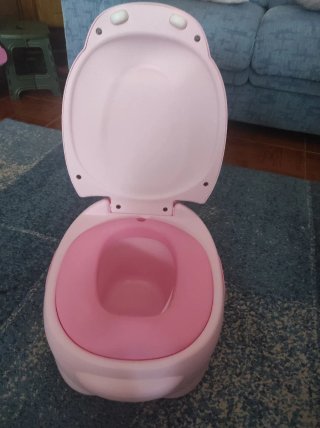 Orinal para niños en forma de hipopótamo rosa.