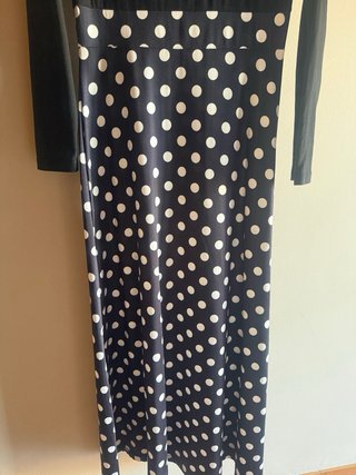Vestido largo negro con lunares blancos