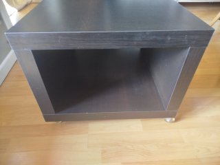 Mesa de centro negra con ruedas
