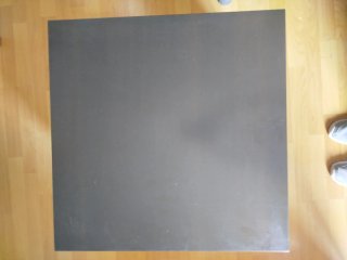 Mesa de centro negra con ruedas
