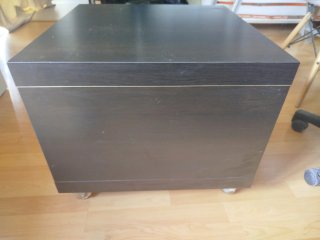 Mesa de centro negra con ruedas