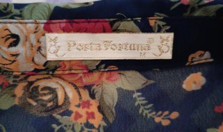 Blusa Porta Fortuna floral negro sin mangas.
