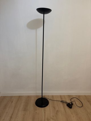 Lámpara de pie negra