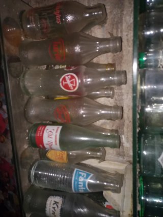 Bottiglie di birra e gassosa, vedi le foto