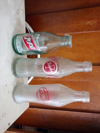 Bottiglie di birra e gassosa, vedi le foto