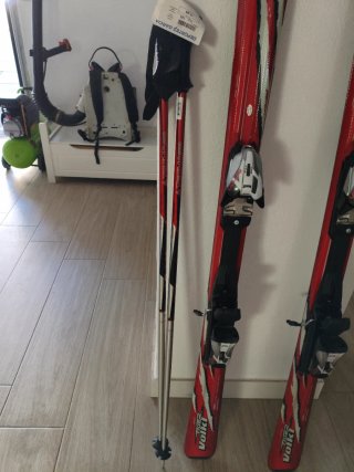 Esquís Volkl Tiger Völkl con bastones y bolsa
