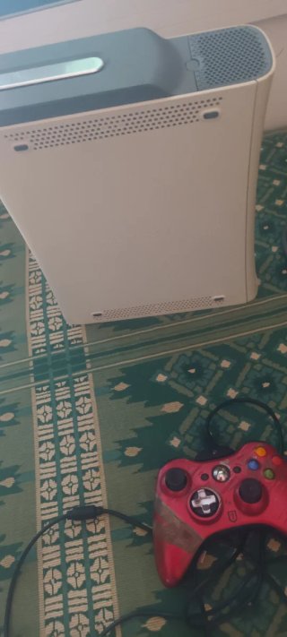 Xbox 360 Blanca con Mando Rojo