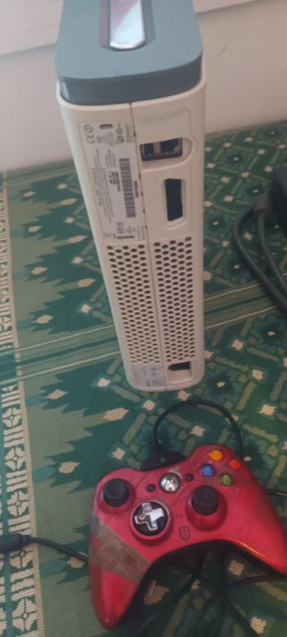 Xbox 360 Blanca con Mando Rojo