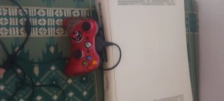 Xbox 360 Blanca con Mando Rojo