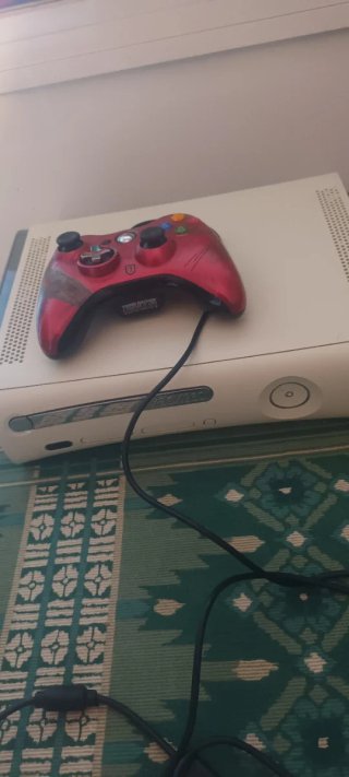Xbox 360 Blanca con Mando Rojo