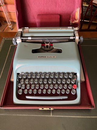 Máquina de escribir Olivetti Studio 44