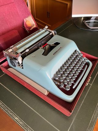 Máquina de escribir Olivetti Studio 44