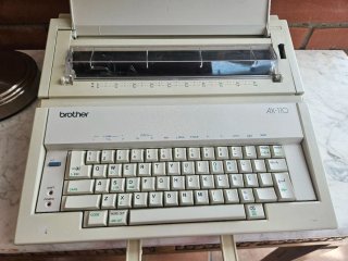 Máquina de escribir eléctrica Brother AX-110
