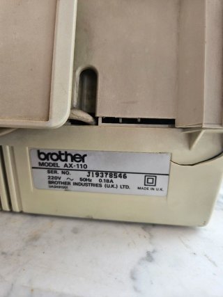 Máquina de escribir eléctrica Brother AX-110