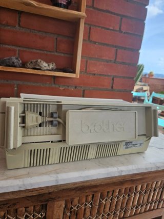 Máquina de escribir eléctrica Brother AX-110