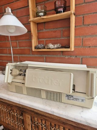 Máquina de escribir eléctrica Brother AX-110