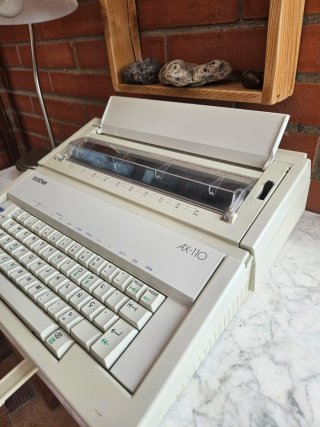 Máquina de escribir eléctrica Brother AX-110