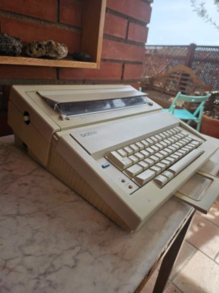 Máquina de escribir eléctrica Brother AX-110