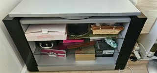 Mesa TV salón gris y blanco