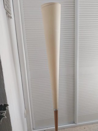Lámpara de pie moderna madera y metal.