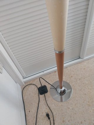 Lámpara de pie moderna madera y metal.
