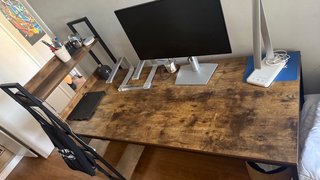 Escritorio estilo industrial con estantería