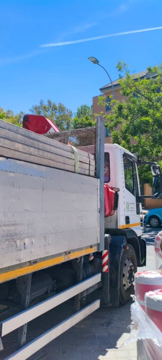 Iveco eurocargo 240 con grúa y trabajo fijo