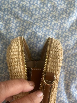 Bolso bandolera de rafia y piel