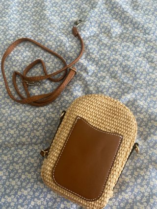 Bolso bandolera de rafia y piel