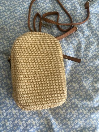 Bolso bandolera de rafia y piel