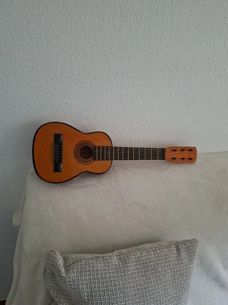 Guitarra infantil de madera