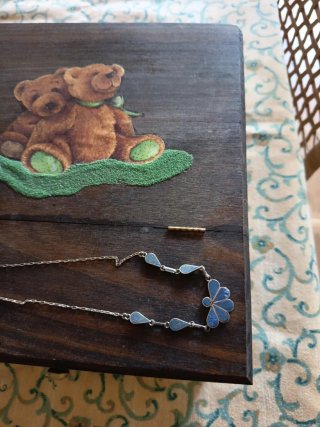 Joyero de madera con collar plata y lapislázuli