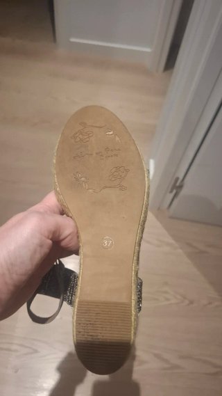 Sandalias Alma en Pena Beige y Plateadas