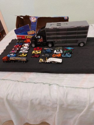 Camión Transportador y Coches de Juguete