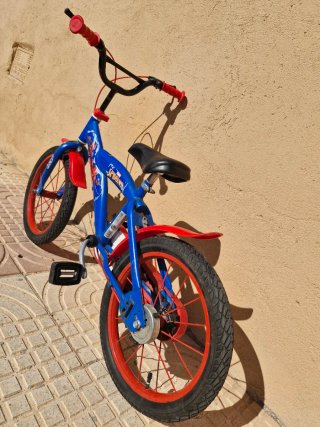 Bicicleta infantil Spiderman azul y roja