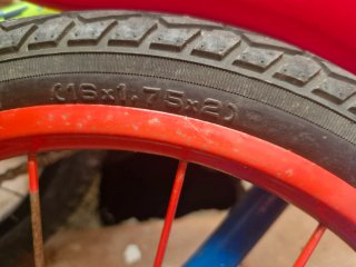 Bicicleta infantil Spiderman azul y roja