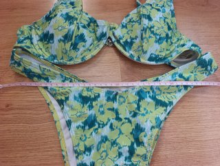Bikini verde y multicolor