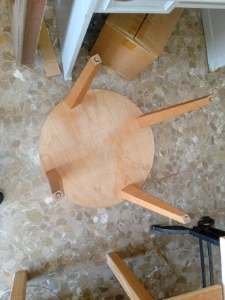 Mesa redonda de madera