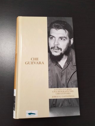 Libro "La vida en rojo: Biografía del Che Guevara"