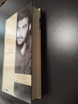 Libro "La vida en rojo: Biografía del Che Guevara"