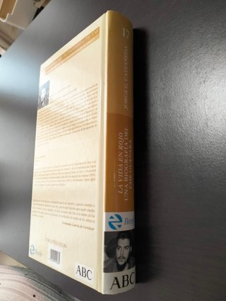 Libro "La vida en rojo: Biografía del Che Guevara"
